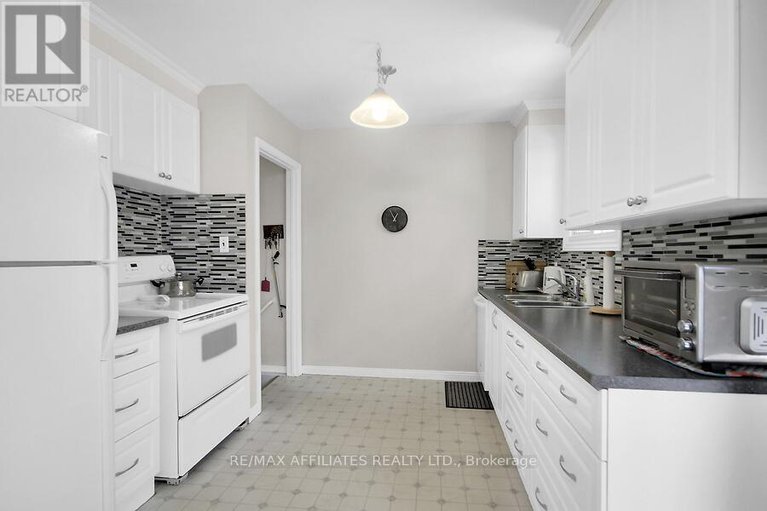 28858378/52-laurie-court/glencairnhazeldean/ottawa/ontario/K2L1S4_7