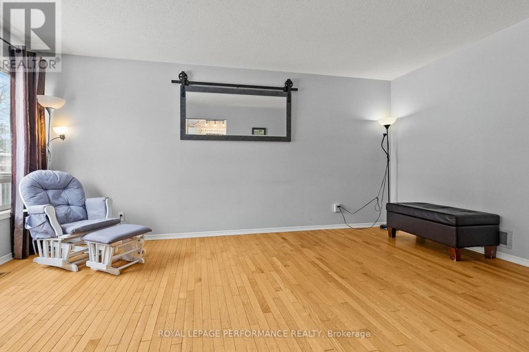 29329137/690-princess-louise-drive/fallingbrookridgemount/ottawa/ontario/K4A2C1_16