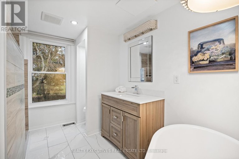 29627788/416-main-street/winchester/north-dundas/ontario/K0C2K0_8