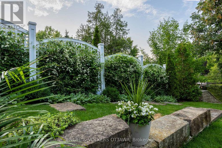 28062589/5651-herwig-place/manotick-south-to-roger-stevens/ottawa/ontario/K4M1B3_46