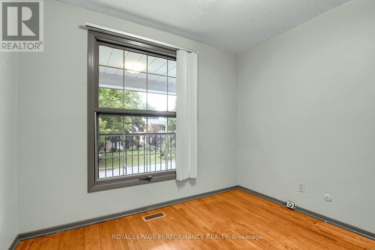 28570565/2220-quinton-street/urbandale-acres/ottawa/ontario/K1H6V3_22