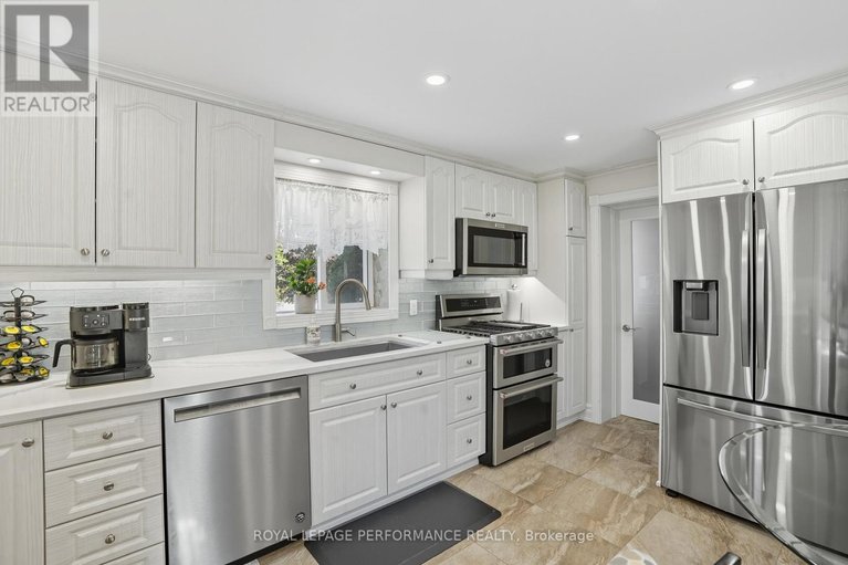 29482695/8-john-street/lorignal/champlain/ontario/K0B1K0_14