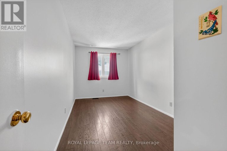 29325603/42-oakhaven-private-s/overbrookcastle-heights/ottawa/ontario/K1K4K1_28