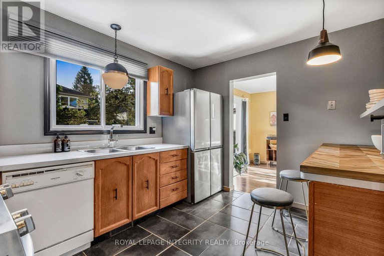 28956681/1454-deavy-way/bilberry-creekqueenswood-heights/ottawa/ontario/K1E2W8_15