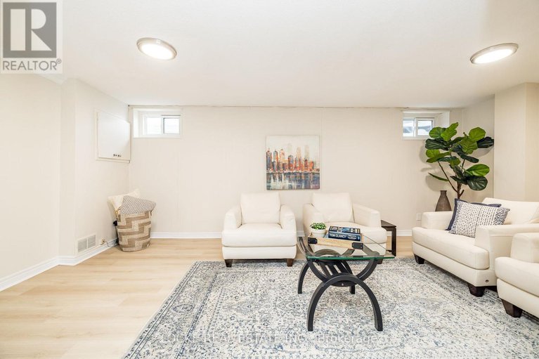 29239640/22-550-straby-avenue/overbrookcastle-heights/ottawa/ontario/K1K1H1_33