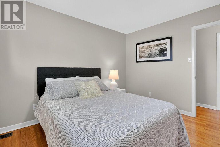 28912444/11-willeth-avenue/city-viewskylinefisher-heightsparkwood-hills/ottawa/ontario/K2E5C2_23