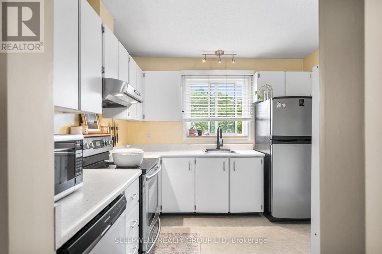 28378169/82-28-barrow-crescent/katimavik/ottawa/ontario/K2L2K1_9