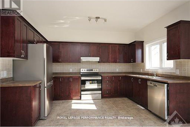 28875466/8164-jeanne-darc-boulevard/chatelaine-village/ottawa/ontario/K1E2H5_2