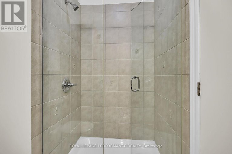 27930686/1807-70-landry-street/vanier/ottawa/ontario/K1L0A8_30