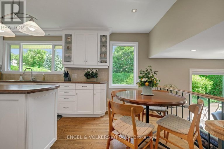 28812016/15-dickson-street/bruce-farmgraham-parkqualicumbellands/ottawa/ontario/K2H7H6_20
