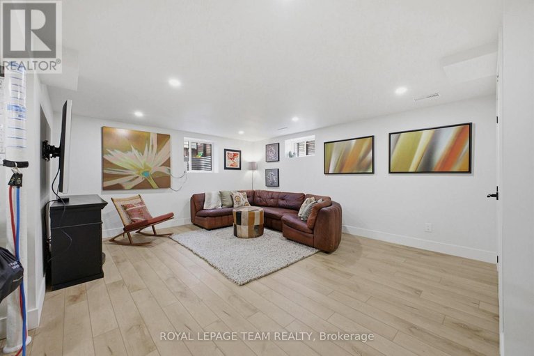 29622537/513-windermere-avenue/mckellarhighland/ottawa/ontario/K2A2W3_22