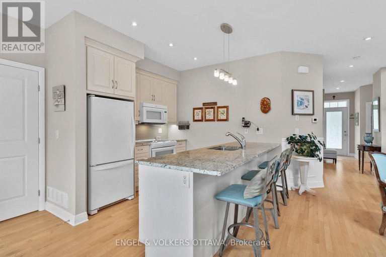 28806486/27-esquimault-avenue/bruce-farmgraham-parkqualicumbellands/ottawa/ontario/K2H6Z4_14