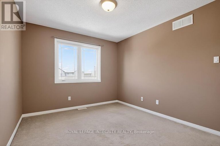 29579806/672-pepperville-crescent-e/emerald-meadowstrailwest/ottawa/ontario/K2M0E4_19