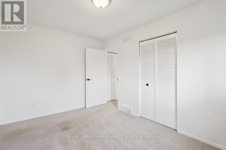 29029572/8-gillespie-crescent/hunt-club-woods/ottawa/ontario/K1V9X8_29