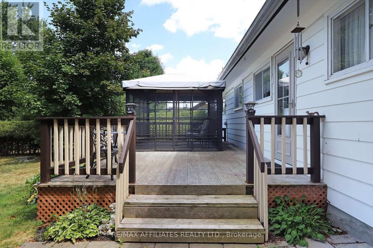 28933118/17-canfield-road/sheahan-estatestrend-village/ottawa/ontario/K2H5S7_30