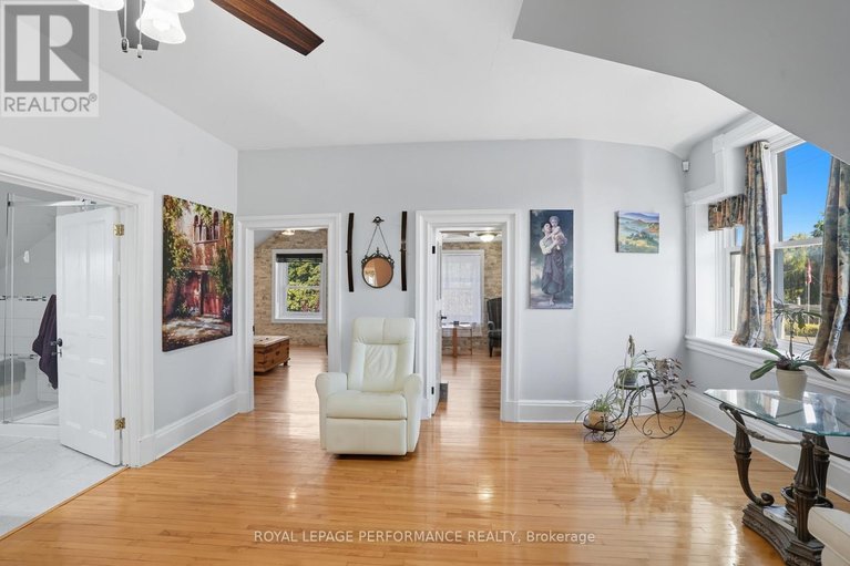 29482695/8-john-street/lorignal/champlain/ontario/K0B1K0_22