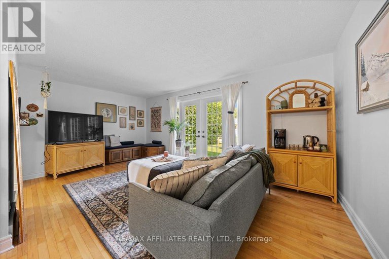 28649906/2530-autumn-hill-crescent/blackburn-hamlet-south/ottawa/ontario/K1B4M7_12