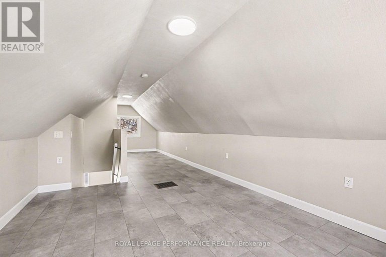 29388559/975-sheridan-avenue/carlington/ottawa/ontario/K1Z6M4_12