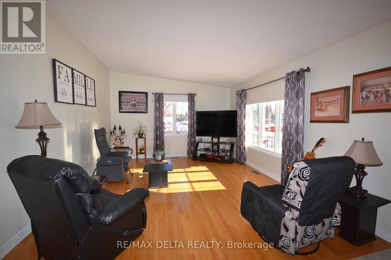 27844348/8254-county-road-17-road/clarencerockland-twp/clarence-rockland/ontario/K4K1K7_4