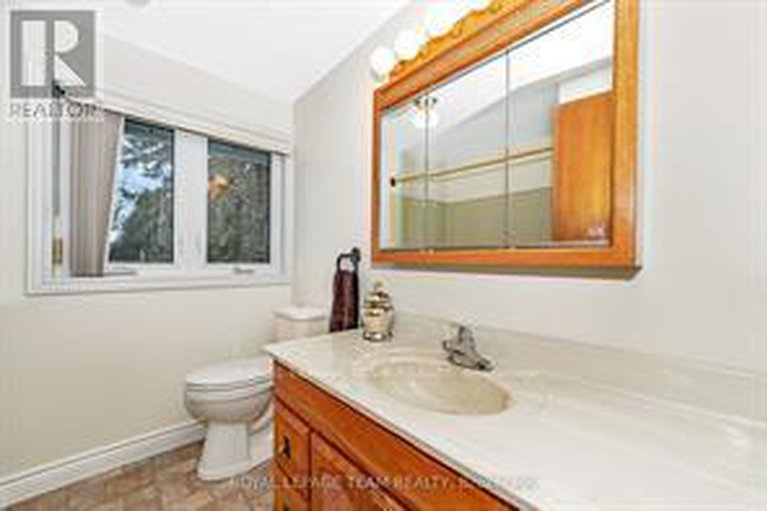 28367532/2099-balharrie-avenue-s/hawthorne-meadows/ottawa/ontario/K1G1G4_15
