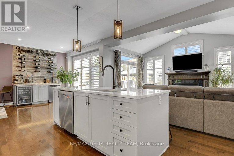 29117733/1916-montmere-avenue/notting-hillsummerside/ottawa/ontario/K4A0E7_12