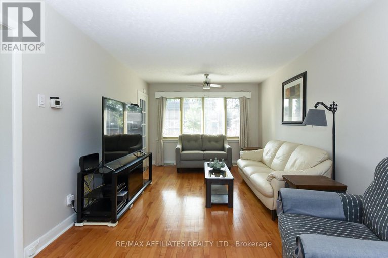 28929564/323-fullerton-avenue/overbrookcastle-heights/ottawa/ontario/K1K1K2_9
