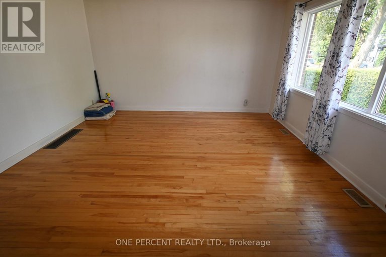 28759293/944-eve-street/overbrookcastle-heights/ottawa/ontario/K1K3R4_5