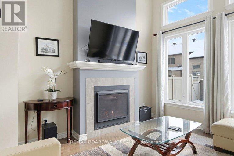 29343898/306-rainrock-crescent/mer-bleuebradley-estatesanderson-park/ottawa/ontario/K1W0J8_15