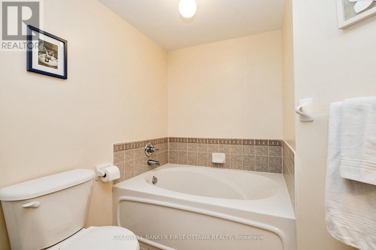 28740335/389-wiffen-private/westcliffe-estates/ottawa/ontario/K2H1G4_18