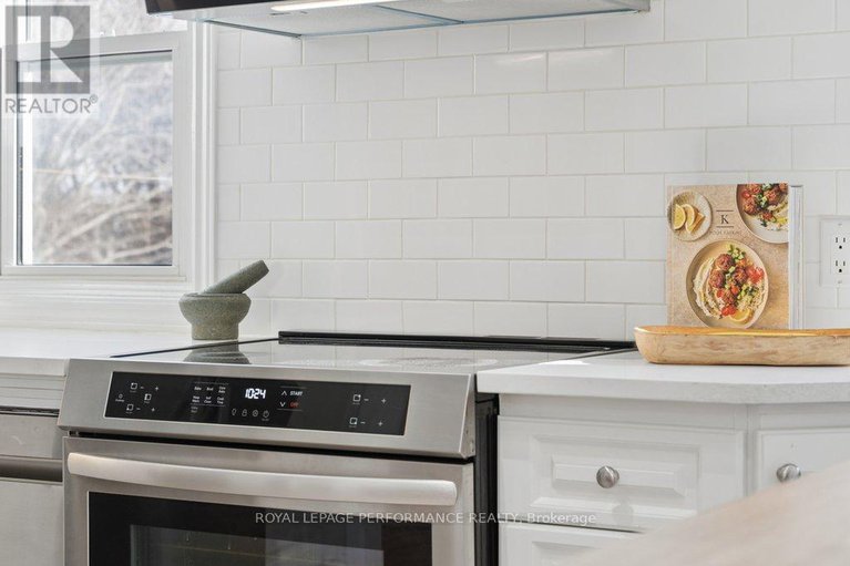 29426386/309-glynn-avenue/overbrookcastle-heights/ottawa/ontario/K1K1R9_9