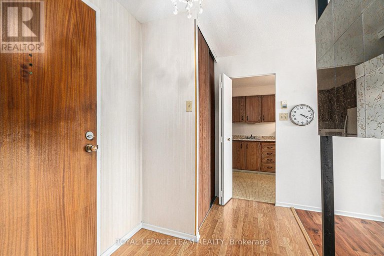 28289249/706-20-chesterton-drive/borden-farmstewart-farmcarleton-heightsparkwood-hills/ottawa/ontario/K2E6Z7_4