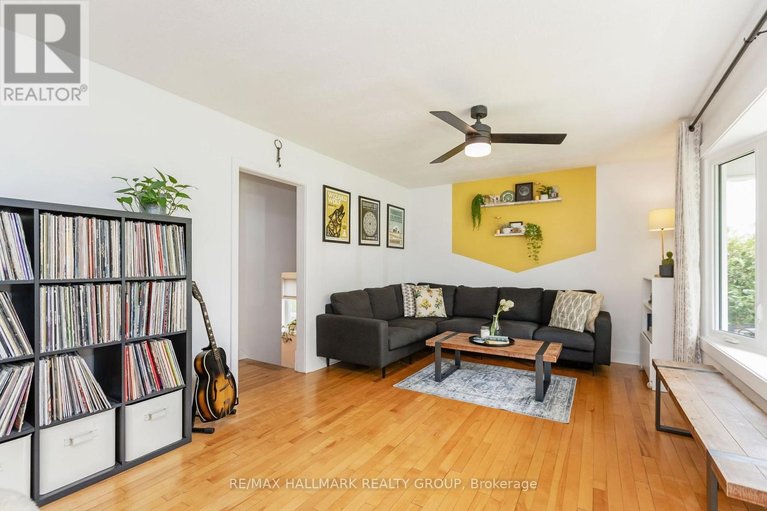 29518318/1225-foxbar-avenue/ellwood/ottawa/ontario/K1V6V4_9