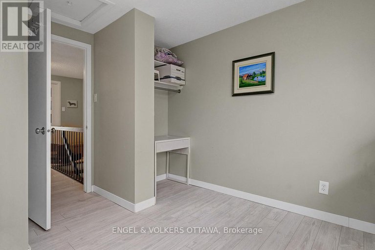 28587086/30-sovereign-avenue/craig-henrywoodvale/ottawa/ontario/K2G4W7_30