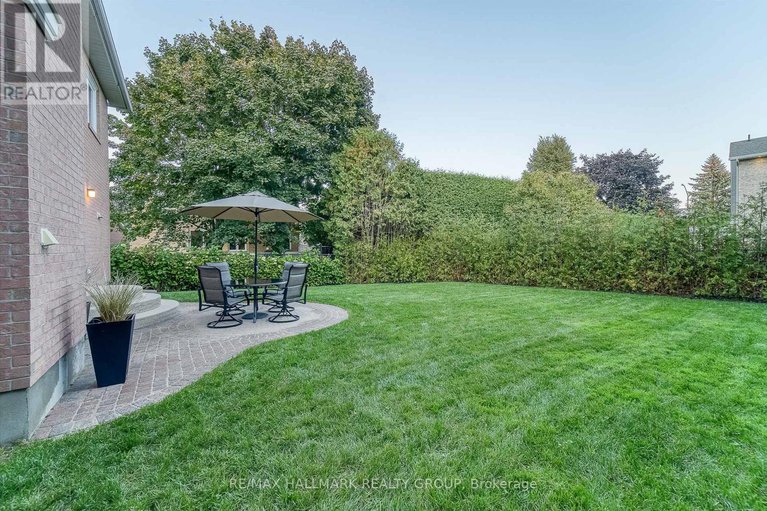 29425296/1660-country-walk-drive/chapel-hill/ottawa/ontario/K1C8E2_45