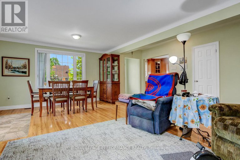 28439854/583-donald-street/overbrookcastle-heights/ottawa/ontario/K1K1L5_13