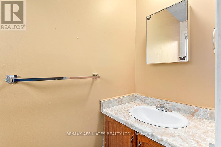 28493439/1911-simard-drive/chateauneuf/ottawa/ontario/K1C3B9_3