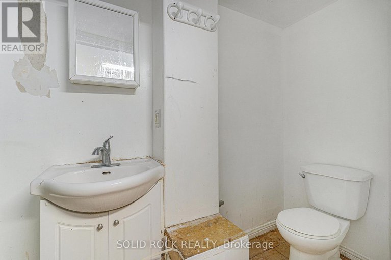 28367729/1432-leigh-crescent/carson-grove/ottawa/ontario/K1J8E4_16