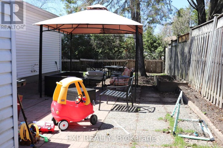 29658093/15-wedgewood-crescent/blackburn-hamlet/ottawa/ontario/K1B4B5_18