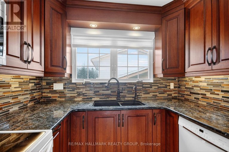 29582128/1050-plante-drive/hunt-clubwestern-community/ottawa/ontario/K1V9E6_13