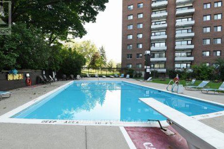 28289249/706-20-chesterton-drive/borden-farmstewart-farmcarleton-heightsparkwood-hills/ottawa/ontario/K2E6Z7_21