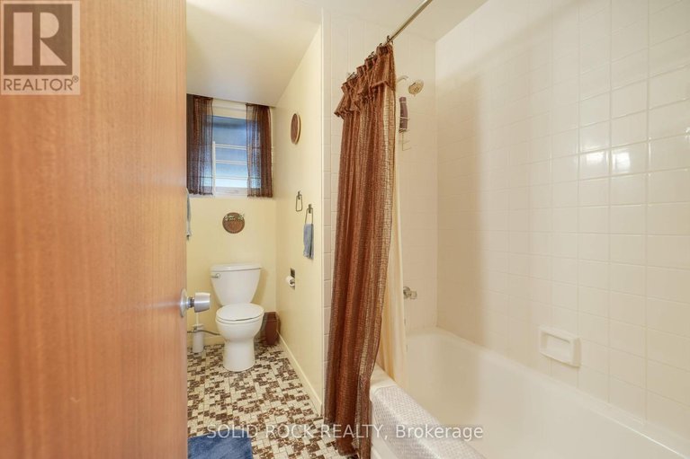 28902933/1034-riddell-avenue-s/braemar-park/ottawa/ontario/K2C2J7_16