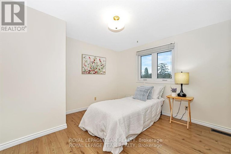 28367532/2099-balharrie-avenue-s/hawthorne-meadows/ottawa/ontario/K1G1G4_13