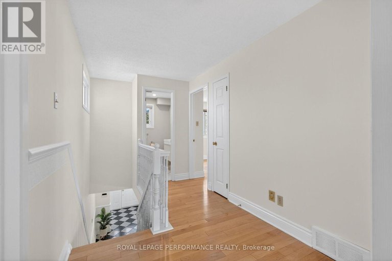 29643949/13-valley-ridge-street/borden-farmstewart-farmcarleton-heightsparkwood-hills/ottawa/ontario/K2E7W1_37