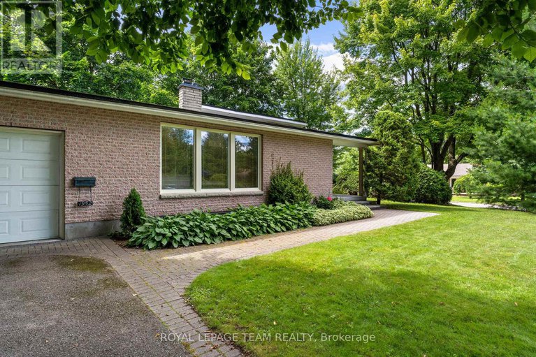 28660553/1952-fairbanks-avenue/alta-vistafaircrest-heights/ottawa/ontario/K1H5Y4_3