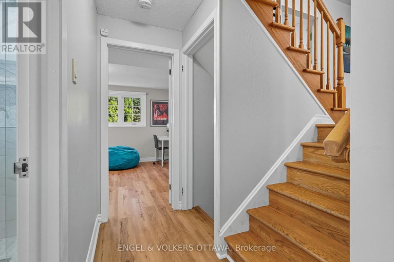 28842366/1800-devlin-crescent/playfair-park/ottawa/ontario/K1H5T6_24