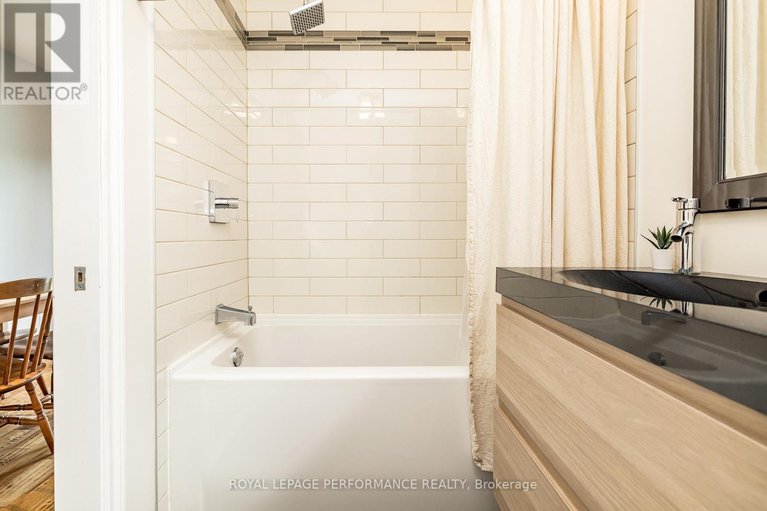 28842718/343-fullerton-avenue/overbrookcastle-heights/ottawa/ontario/K1K1K2_27