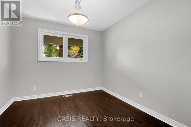 28396451/2606-egan-road/mooneys-bayriverside-park/ottawa/ontario/K1V8N1_7