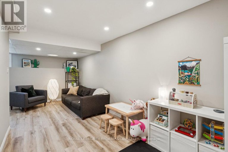 28591914/1869-hennessy-crescent/fallingbrookgardenway-south/ottawa/ontario/K4A3X8_35