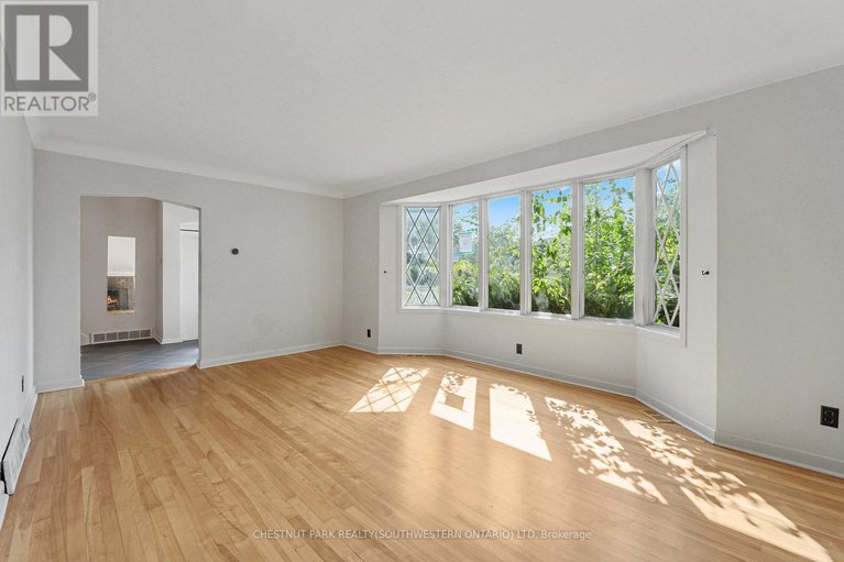 29207930/809-smyth-road-n/elmvale-acres/ottawa/ontario/K1G1P2_7