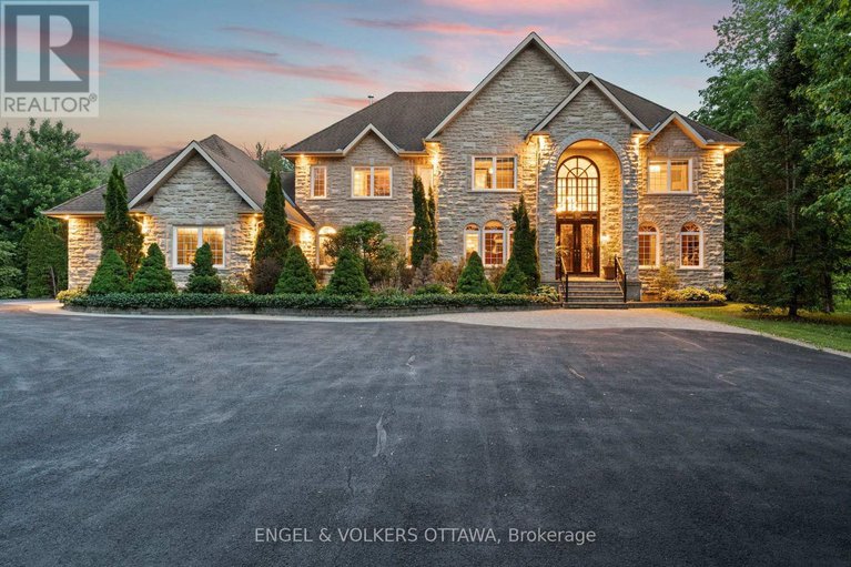 5818 Queenscourt Crescent